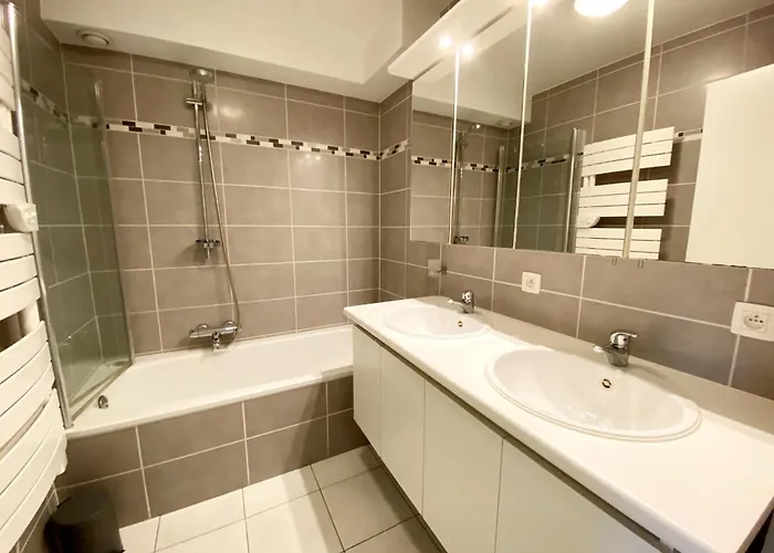 In Near The ניופורט